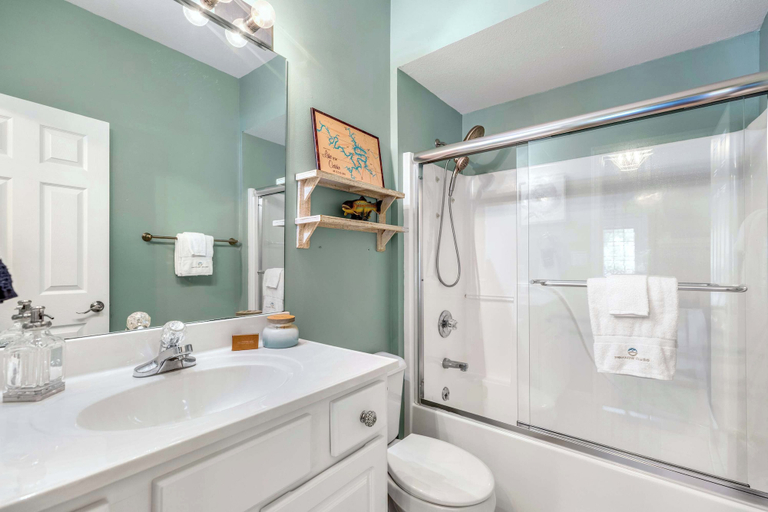 Bathroom, Shore Thing - Lakefront for 12, Camden