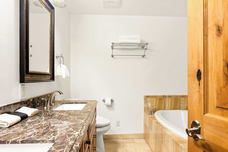 Bathroom 4, Summit Pine Lodge 4 BDR Minutes From Bear Lake!, San Bernardino