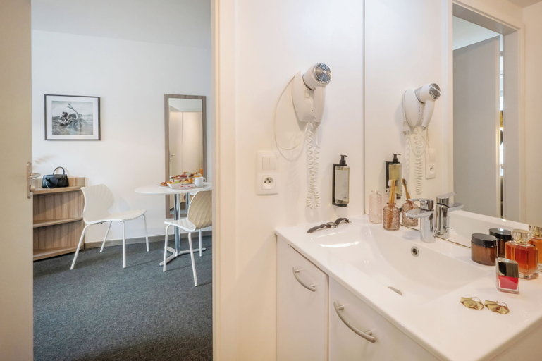Bathroom 5, Nemea Appart Hotel Elypseo Strasbourg Port, Bas-Rhin