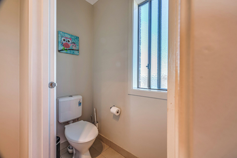 Bathroom 4, StayAU Pakenham 5 BRM Oasis Pet-friendly, Cardinia - Pakenham