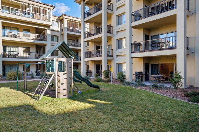 Exterior & Views 2, Walking on Sunshine Ground Level, Washington