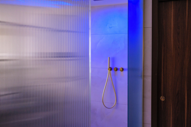Bathroom 5, 1926 Les Bains Private Spa Suites