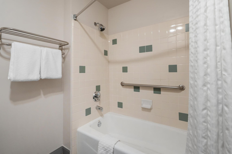 Bathroom 5, Best Western Plus John Jay Inn & Suites, Los Angeles