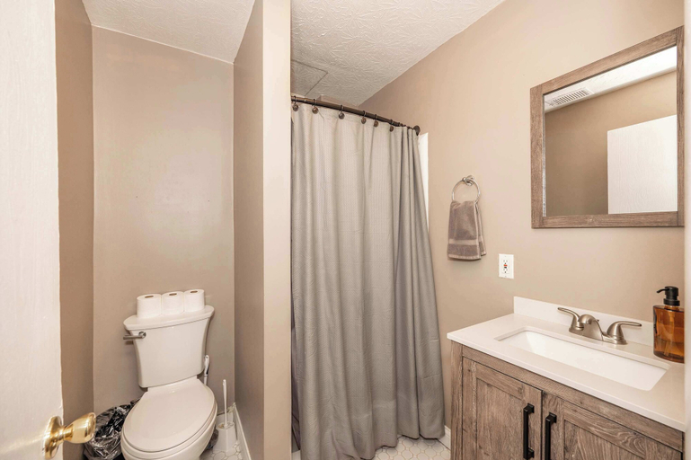 Bathroom, Monmouth Loft 1, Campbell