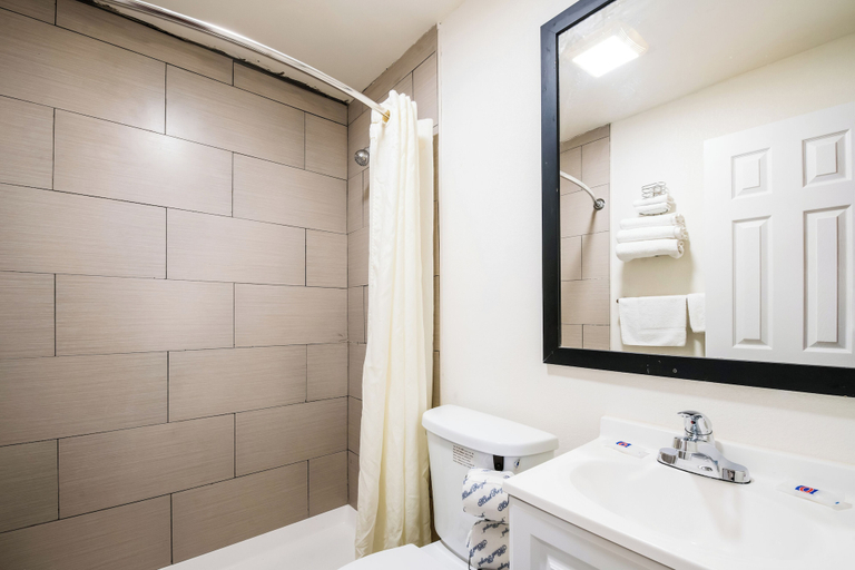 Bathroom 4, Motel 6 Tinton Falls, NJ – Neptune, Monmouth