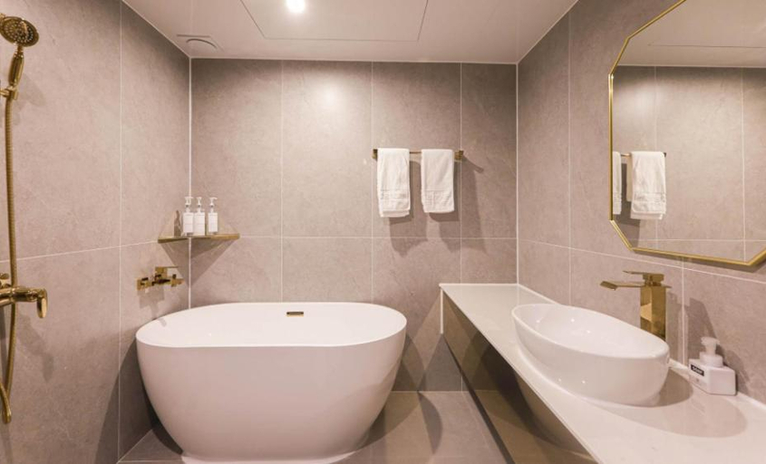 Bathroom, Busan Deokcheon Den Basta Hotel, Buk