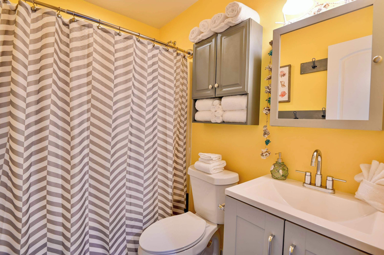 Bathroom, Sandshells Retreat Walk to Beach. Great Area!, Baldwin