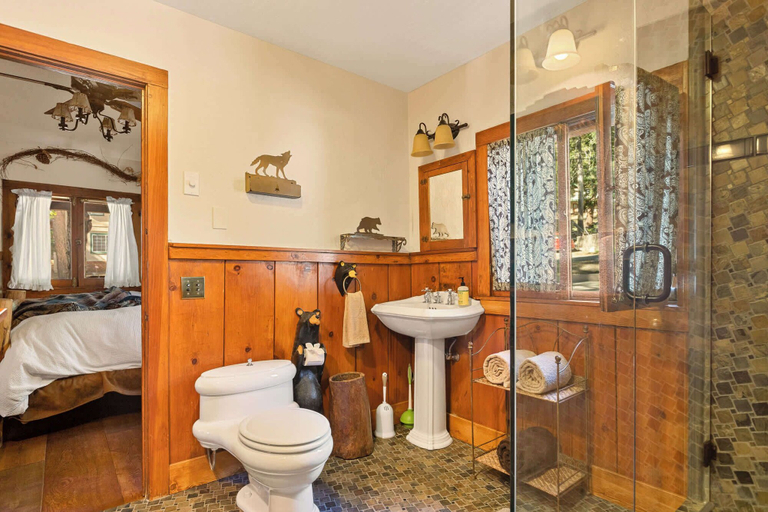 Bathroom 4, Whispering Pines Walk to Bear Mountain!, San Bernardino