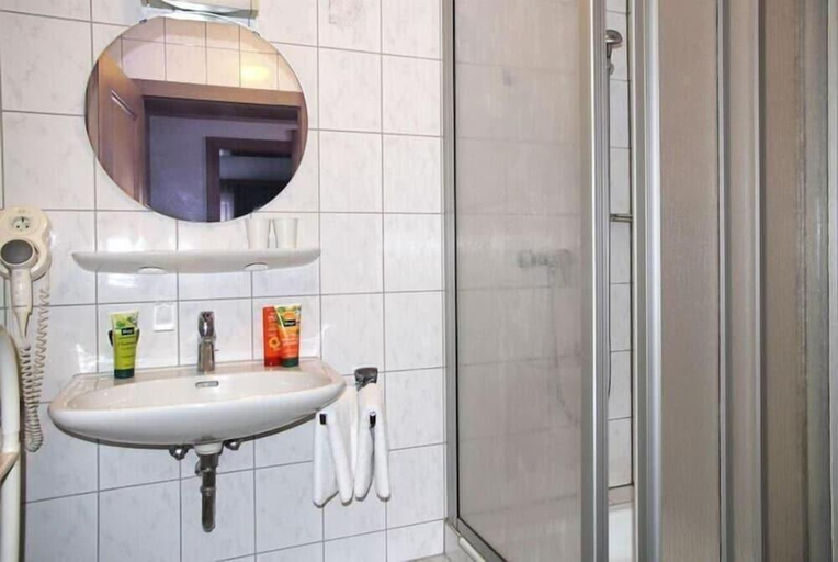 Bathroom 5, Hotel Zur Post, Passau