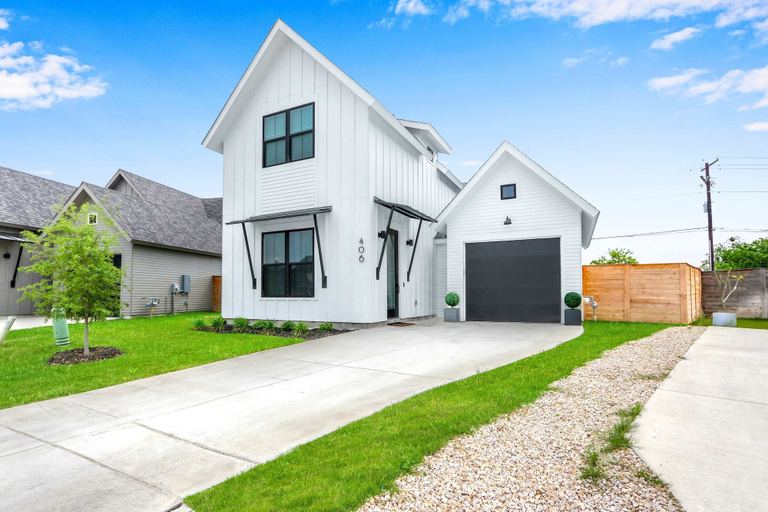 Exterior 2, Chic Modern Farm Haus - Minutes to Everything, Comal