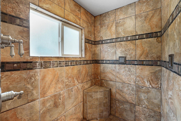 Bathroom 4, Hall Court Manor - Hot Tub, Pet Friendly, Pool Table!, Douglas