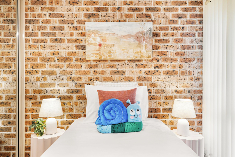 Room 4, StayAU Cozy 3BR Suburban Ingleburn, Campbelltown - North