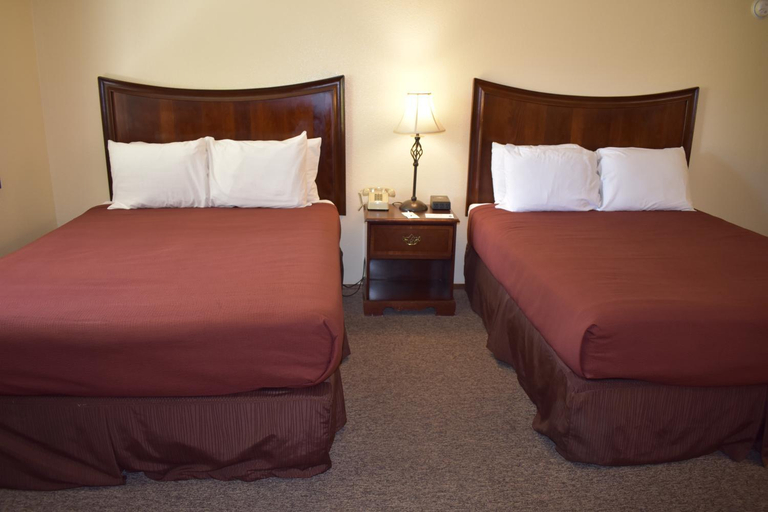 Bedroom 2, Lazy J Ranch Motel, Tulare