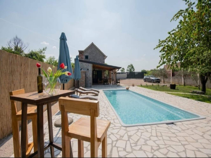 Sport & Beauty 3, Adorable holiday home with swimming pool, Imotski