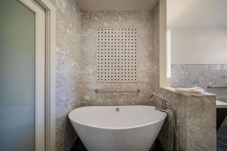 Bathroom 4, Best Western Plus Palm Court Hotel, Yolo
