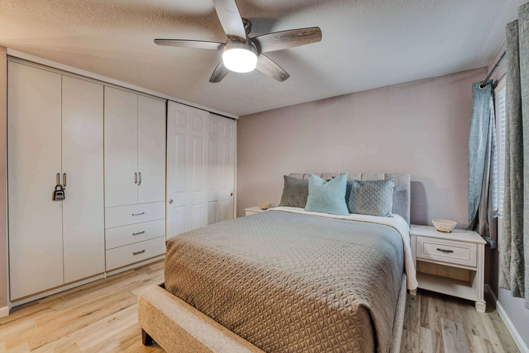 Bedroom 3, 2BR Sleeps 6 Pool BBQ Gym Hot Tub & Bar Hopping!, Maricopa