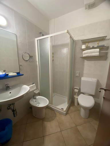 Bathroom 3, Hotel Brasilia, Ravenna