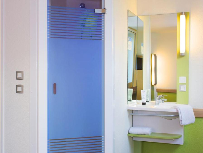 Bathroom 3, Ibis Budget Roye, Somme