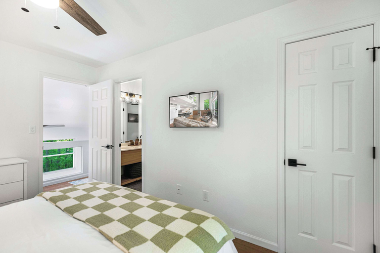 Bedroom 3, Treehouse LOZ Seclusion for 6!, Camden