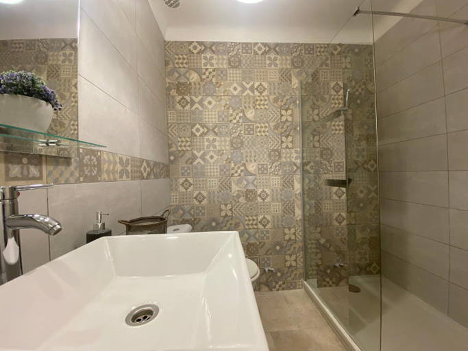 Bathroom 5, Hotel Carina, Vaucluse