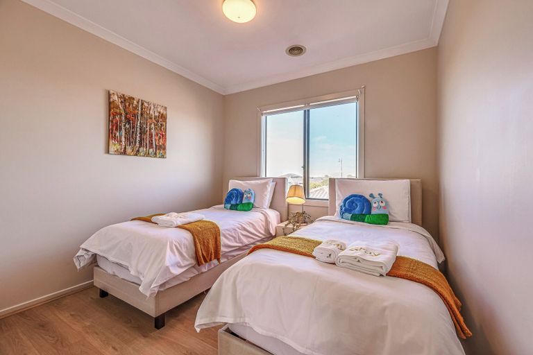 Bedroom 3, StayAU Pakenham 5 BRM Oasis Pet-friendly, Cardinia - Pakenham