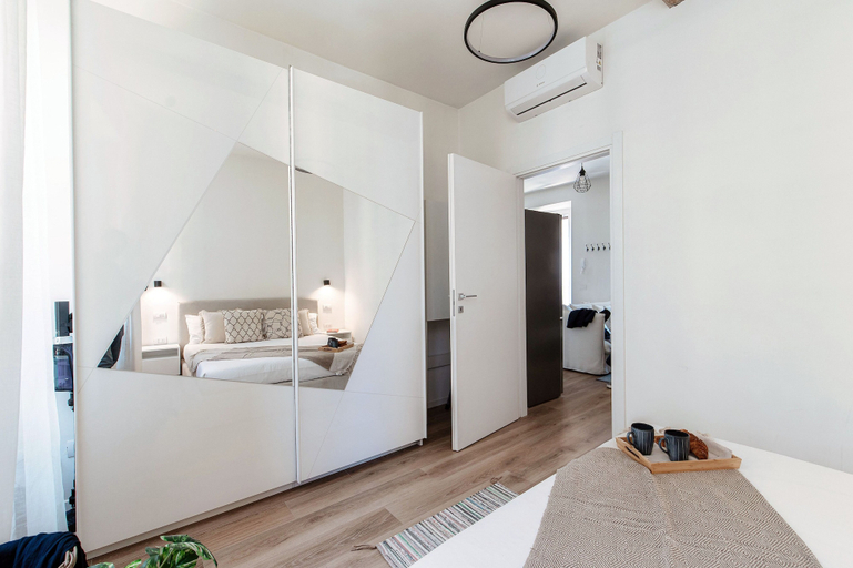 Room 4, Nest & Rest, Como