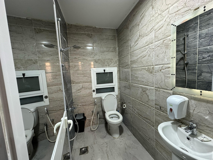 Bathroom 5, Cheers Hostel Cairo, Qasr an-Nil