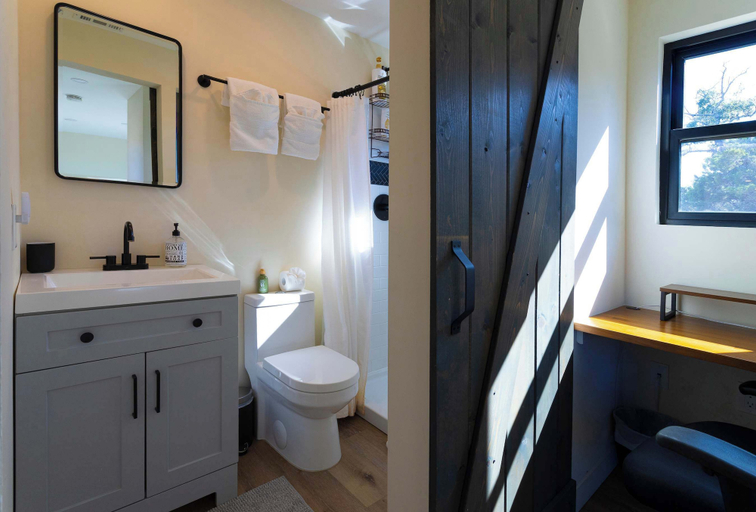 Bathroom, Creator Cabin, Contemporary Getaway With Sauna, Blanco