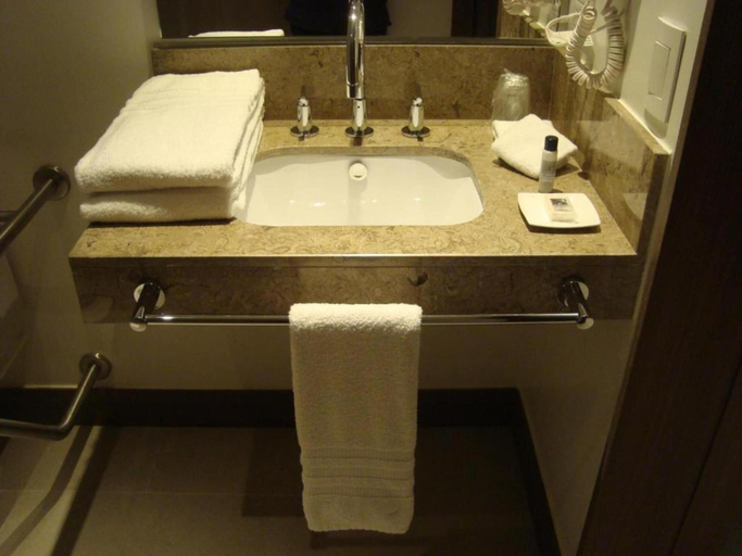 Bathroom, Hampton by Hilton Cali, Colombia, Santiago de Cali