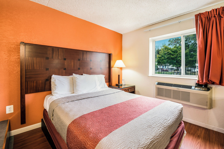 Bedroom 3, Motel 6 Tinton Falls, NJ – Neptune, Monmouth
