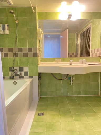 Bathroom 3, Jin Tsai Shen Hotel, Taipei City