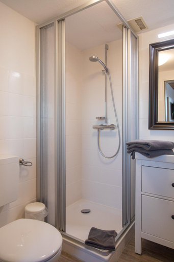 Bathroom 5, Heeren's Hotel Garni, Wittmund