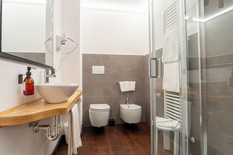 Bathroom 5, Hotel Italia, Verona
