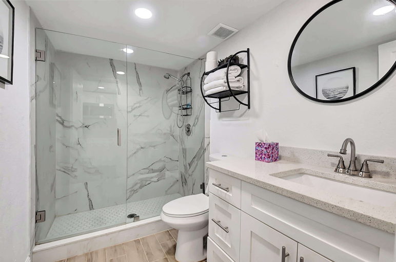 Bathroom 4, Modern and Updated Delray Beach Escape Sleeps 10!, Palm Beach