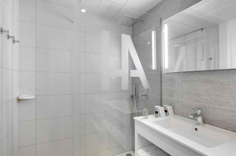 Bathroom 3, Hotel Alba, Hautes-Pyrénées
