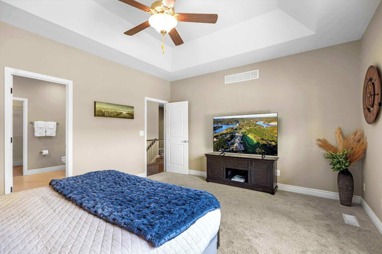 Bedroom 5, Fairway Lake Retreat, Camden