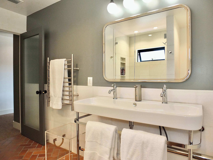 Bathroom, Naples Luxury Retreat - 3 BDR Stay for 6 With Rooftop Patio, Los Angeles