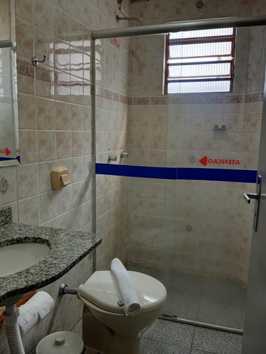 Bathroom 3, Hotel Mariachis, Passos