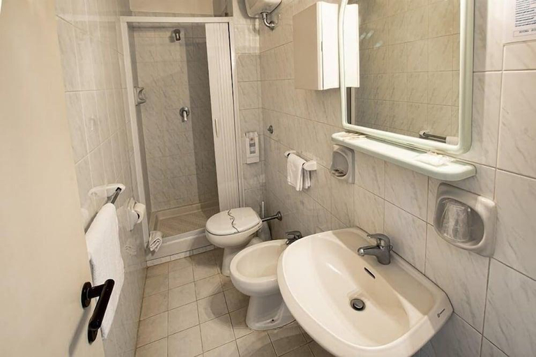 Bathroom 4, Hotel Scacciapensieri, Rome
