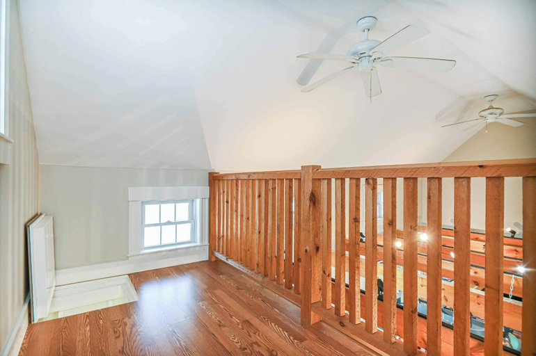 Others 4, 4 BDR w/ Private Hot Tub, Backyard and Deck!, York