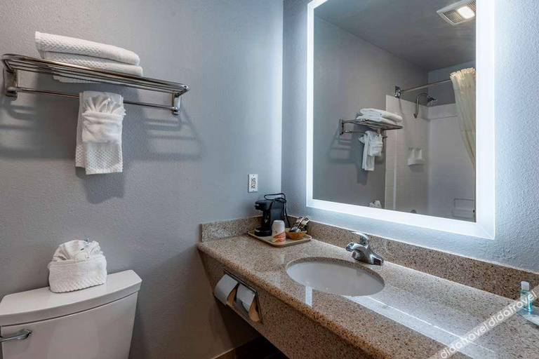 Bathroom 4, Quality Inn Madras, Jefferson