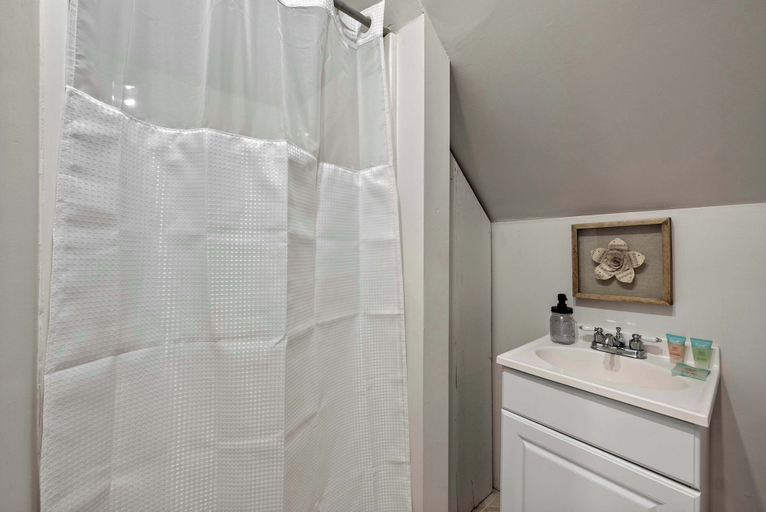Bathroom 3, Summit Scholars 1 3BR Near OSU + Office, Franklin