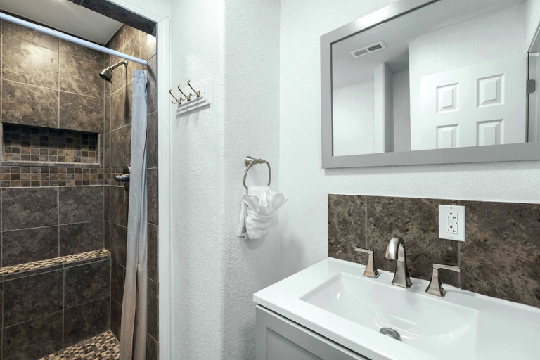 Bathroom 4, White Oak Landing Spacious 6 BDR w/ Boat Slip!, Camden