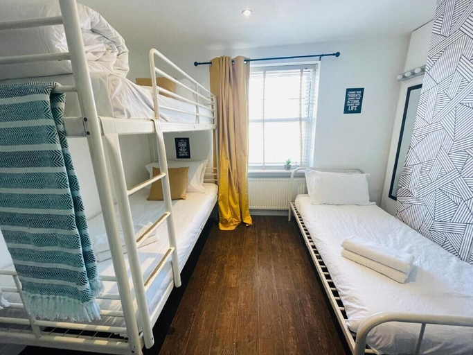Bedroom 2, Hangover Hotel, Brighton and Hove