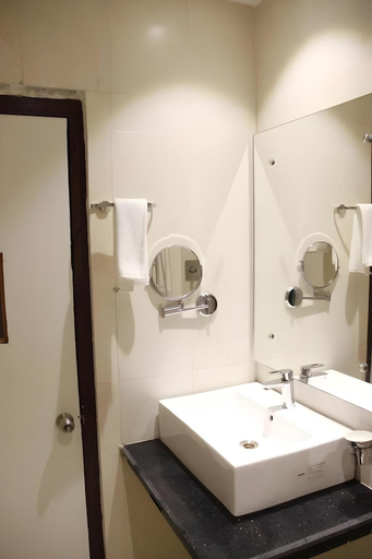 Bathroom 5, Regenta Inn Larica, North 24 Parganas