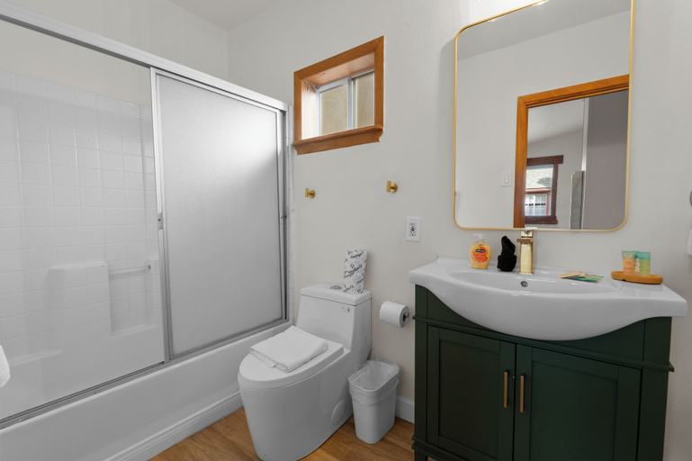 Bathroom, Big Bear Cottage, San Bernardino
