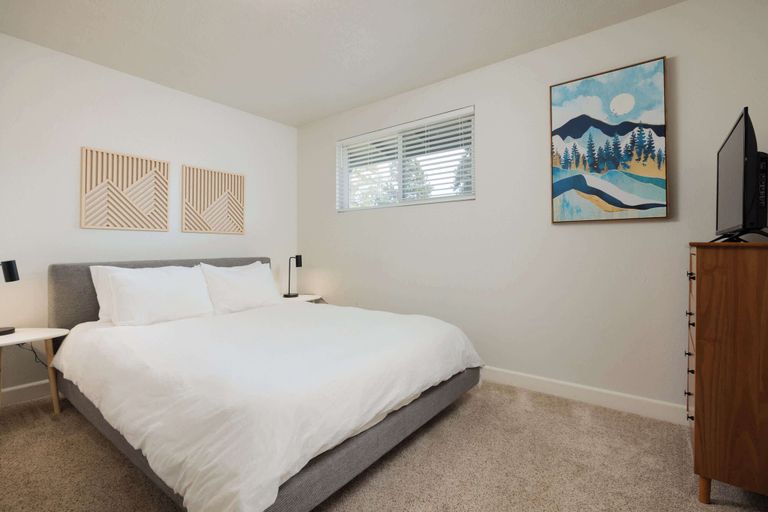 Bedroom, 10min to Downtown Bend Chic 2bdr, Deschutes