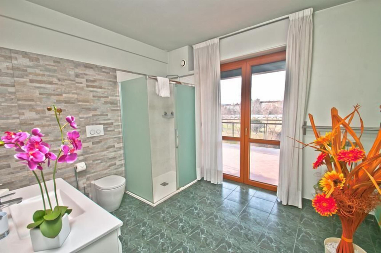 Bathroom 5, Hotel delle Alpi, Torino