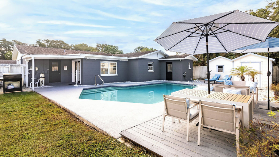 Sport & Beauty 5, Sun Bay Getaway Backyard Pool w/ Winter Rates!, Hillsborough