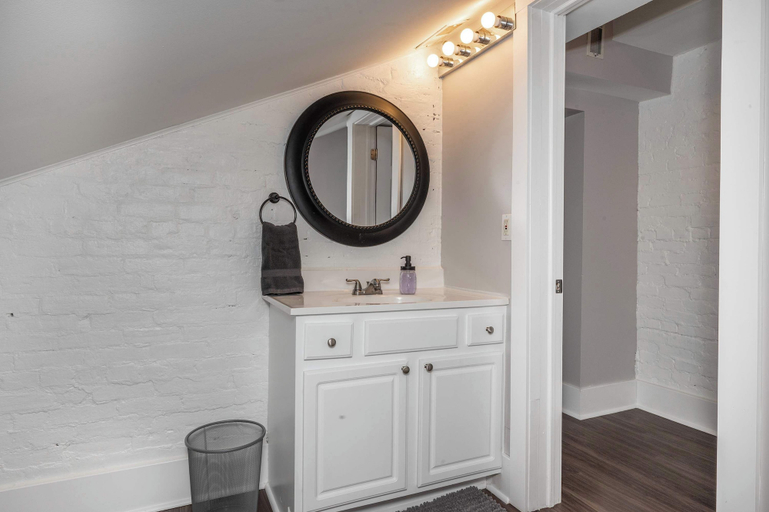 Bathroom, Heart of Mainstrasse Apt 4, Kenton